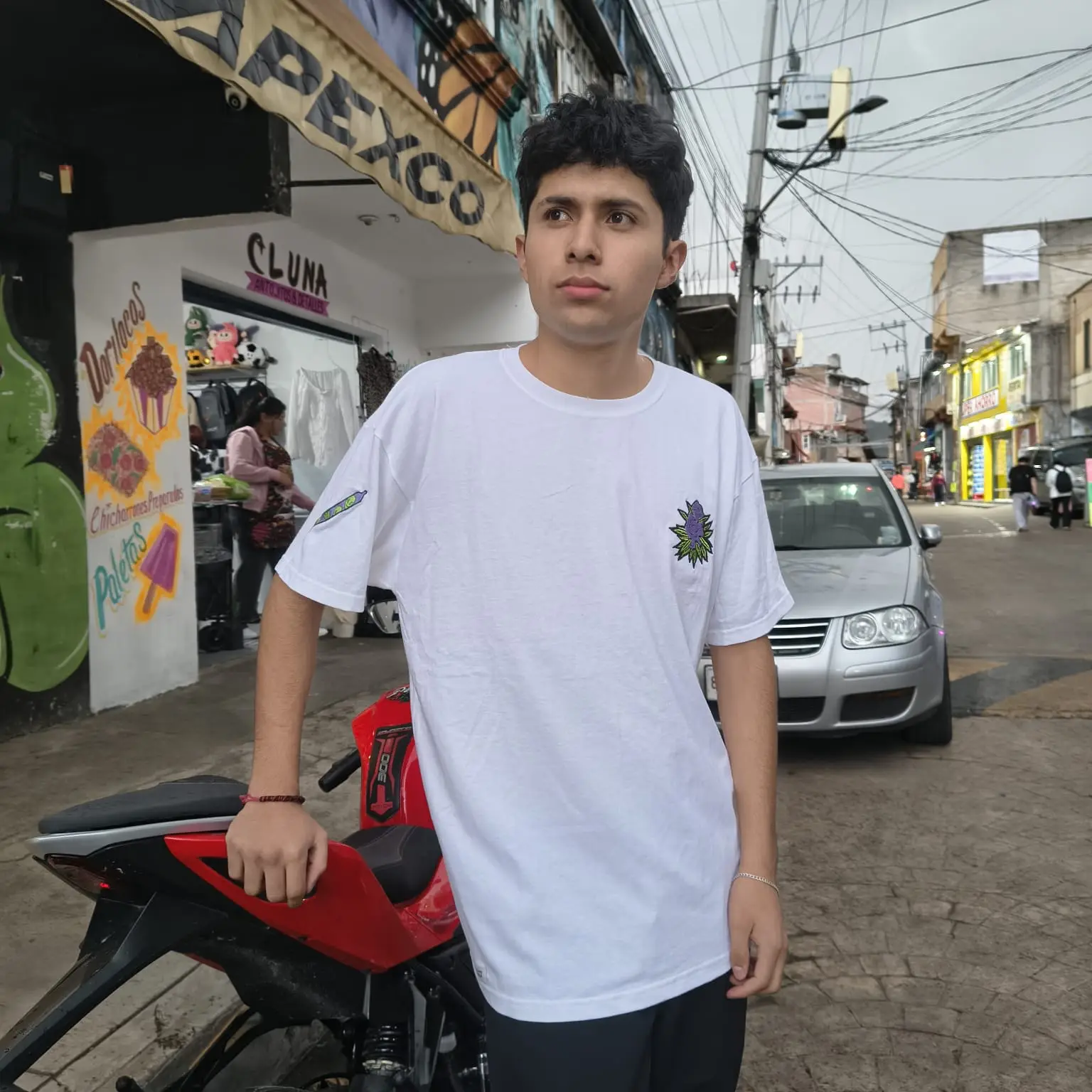 MACONHA T SHIRT BASIC BORDADO BLANCO